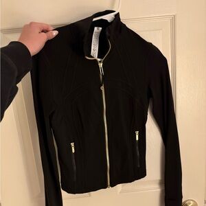 NWOT Lululemon crop define jacket gold zipper. Size 4